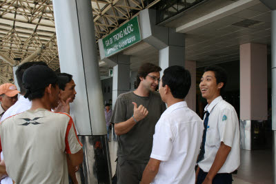 Negociating Taxi Fare to Cu Chi Tunnels